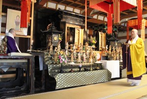 善財童子の像が並べられ営まれているひな会式