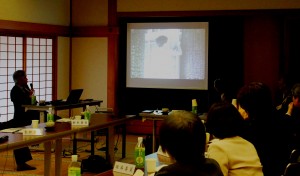 金堂壁画の処理作業を撮影した記録映像を見る委員