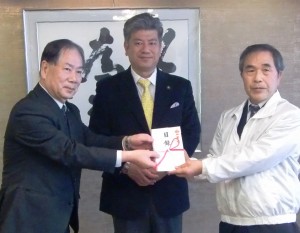 平尾会長（左）からグリーン基金の寄付を受け取る木村理事長（右）