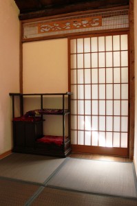 礼拝室は和室。聖地メッカの方角を示すキブラコンパスと礼拝マットも