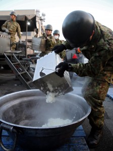 炊き出しする自衛官=15日午前5時59分、熊本県・益城町役場(中島信生撮影)