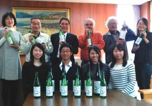 更谷慈禧村長（後列左から３人目）と純米酒「谷瀬」完成を祝う関係者