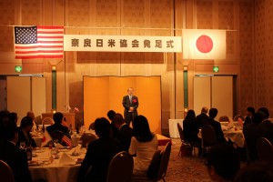 発足式であいさつする藤崎一郎・元駐米全権大使