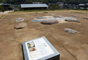 尼寺廃寺跡史跡公園に整備された塔基壇。実物の礎石が見学できる