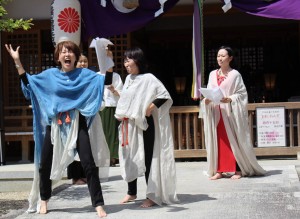 感情豊かな熱演を見せる「勾玉天龍座」のメンバー