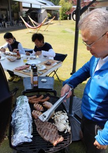 青空の下、ガスグリルで楽しめる本格バーベキュー
