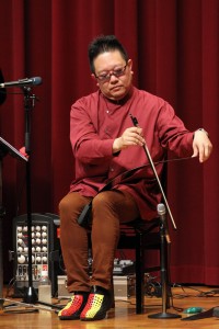 のこぎりで神秘的な音を奏でる稲山訓央さん