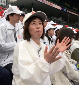 優勝を決めた選手たちに拍手をおくる上村佳代さん