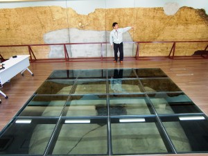 尼寺廃寺跡史跡公園の学習館に展示されている塔心礎の実物大模型（下）と地層断面のはぎ取り資料