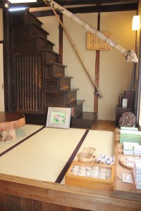 店内にはお松明の竹も飾られている