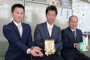 「味覚糖　陀羅尼助飴」をＰＲする藤井利三郎薬房の藤井博文社長（中央）ら