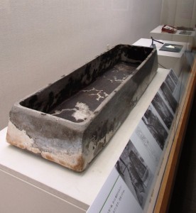 被葬者がおさめられていた黒漆塗りの陶棺