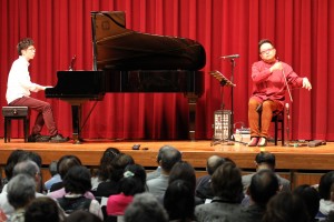 ピアノ伴奏で、のこぎりを使い神秘な音を奏でる稲山訓央さん（右）