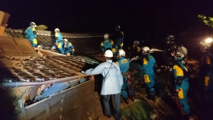 倒壊した家屋で被災者の救出にあたった県警広域緊急援助隊員ら（県警提供）