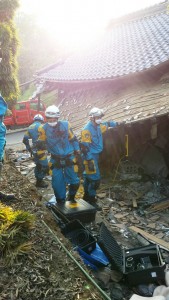 倒壊家屋で捜索などにあたる広域緊急援助隊員＝熊本県益城町（奈良県警提供）