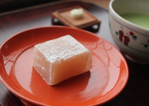 桜色が春を感じさせる葛焼き「みよしの」