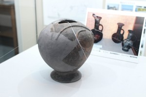 展示されている水差形土器。特徴的な渦巻き文が施されている