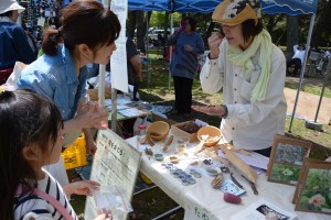 「種の交換会」に参加した児童ら