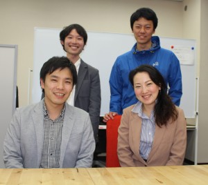 「奈良への移住を現実的に考えてもらえるようサポートしたい」と話す中島章代表（前列左）ら