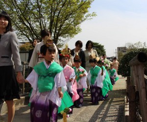 時代衣装を身にまとい、境内を練り歩いた片岡の里保育園の園児たち