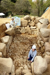 見つかった横穴式石室。手前が石室の入り口の「玄門」