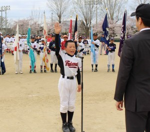 元気いっぱいに選手宣誓する西八尾フレンズの太田悟士主将