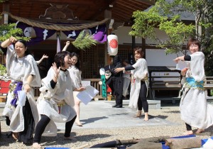歌と音楽に合わせて神話の世界を演じる「勾玉天龍座」のメンバー