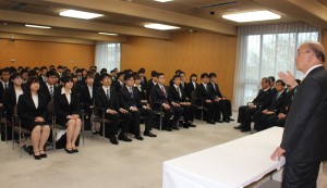 荒井正吾知事の訓示を聞く県の新規採用職員