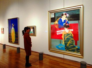 妖艶な舞妓の作品が並ぶ展覧会