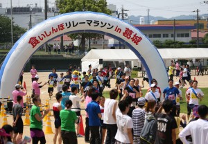 いっせいにスタートするランナー