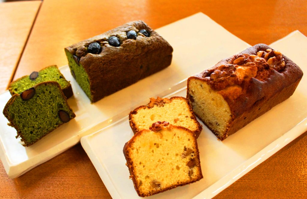 「抹茶と黒豆」（左）と「白味噌と胡桃」のパウンドケーキ