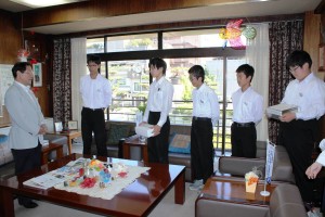 義援金を届ける郡山中学校生徒会