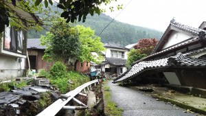 布田川断層帯の真上に位置する熊本県西原村の風当地区では、家屋の９割が倒壊した＝４月２４日