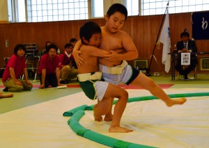 熱戦をみせる児童