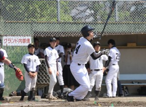 幅広い世代の選手たちが全力で白球に食らいついた