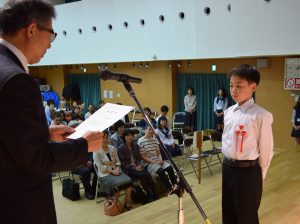 入選発表会で表彰される入選者