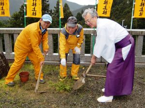 丹生川上神社上社境内にトガサワラの苗木を植樹する辻谷さん（中央）や望月宮司（右）