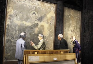 焼損した金堂壁画を視察する保存活用委の委員ら