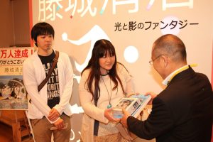 3万人目の入館者にパズルなどの記念品が手渡された