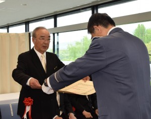 羽室英太郎本部長から受章者に勲章などが手渡された