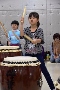 和太鼓演奏を体験する児童