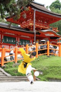 参拝者が見守る中で奉納される万葉蹴鞠