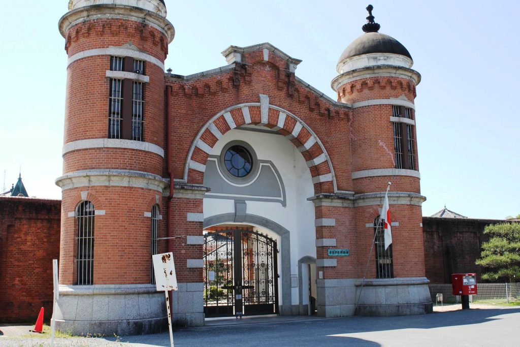 ドーム状の屋根が特徴的な奈良少年刑務所の表門