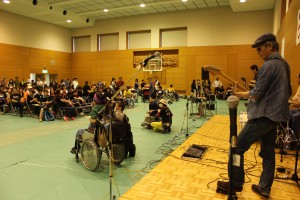 ステージで熱い演奏を披露する参加者