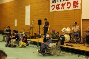 ステージで熱い演奏を披露する参加者