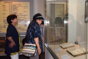 展示されている資料や地図を鑑賞する女性