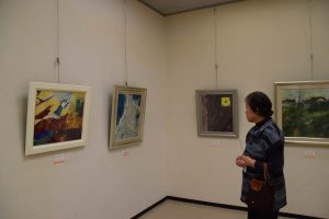 足を止めじっくり鑑賞する女性