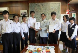 上田清市長に義援金を届けた郡山中学校生徒会のメンバー