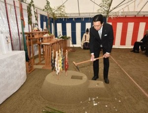 安全祈願祭でクワ入れをする森下豊市長