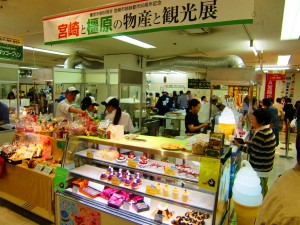 宮崎市と橿原市のさまざまな特産品が並ぶ物産と観光展